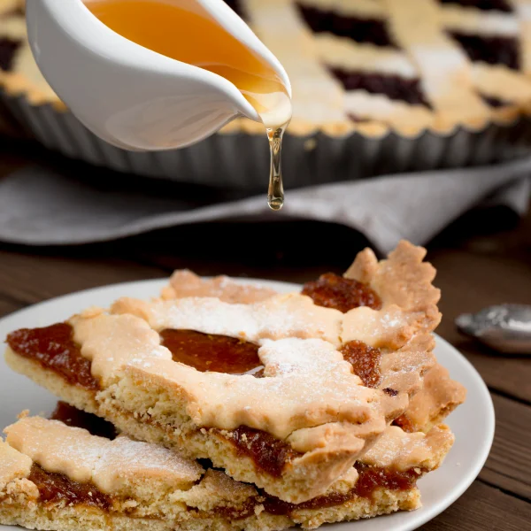 Une assiette de nourriture avec une cuillère versant une sauce garnie.