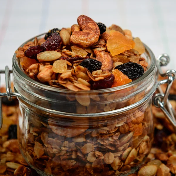 Granola avec fruits secs et noix, servi comme petit-déjeuner nutritif et savoureux.