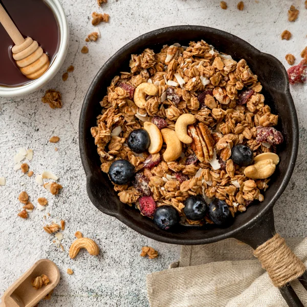 Granola avec des myrtilles, des noix et de la noix de coco, servi pour le petit-déjeuner.