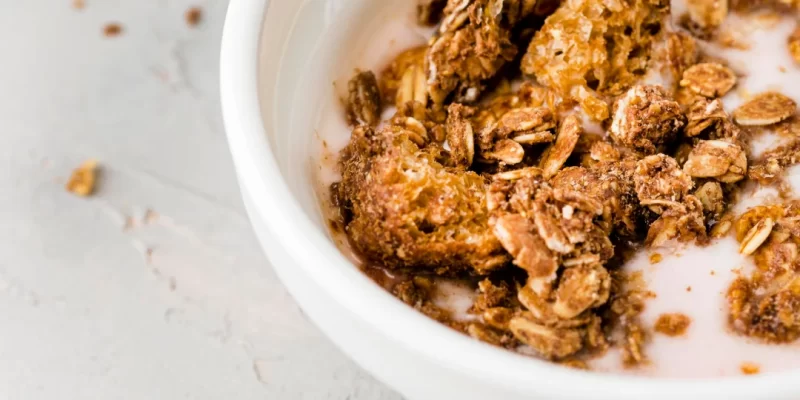 Bol de granola, un choix sain pour le petit-déjeuner, garni de fruits frais et de noix.